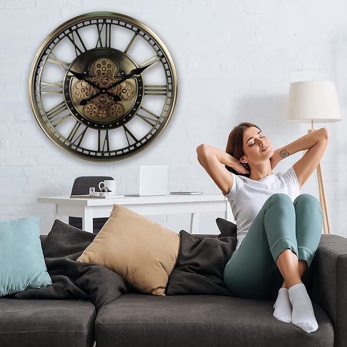 Mechaniczny zegar ścienny, ruchome przekładnie, duży metalowy żelazny