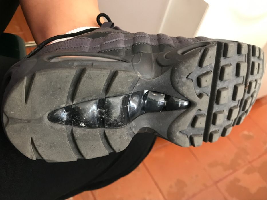 Ténis NIKE que brilham com a luz