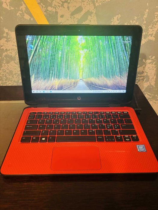 Laptop HP ProBook x360 z ekranem dotykowym.