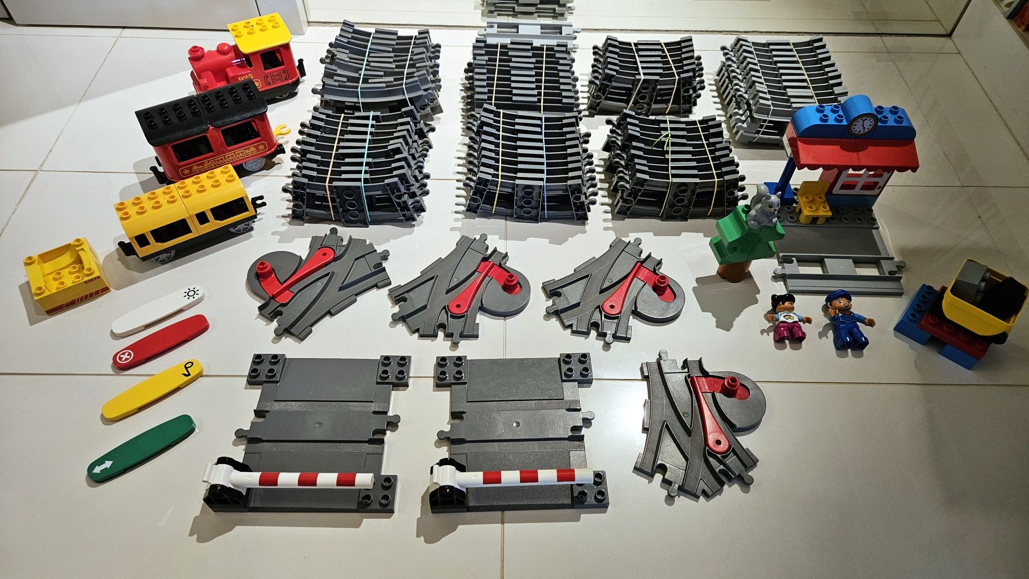 Tory kolejka LEGO Duplo 10874 plus 56 torów i dodatkowych elementów