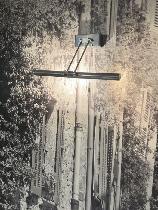 Lampka oswietlajaca obraz srebrna