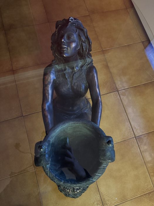 Mesa vidro mulher bronze