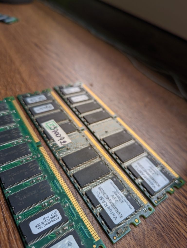 RAM DDR1 1,256GB (3x 256MB + 1x 512Mb)