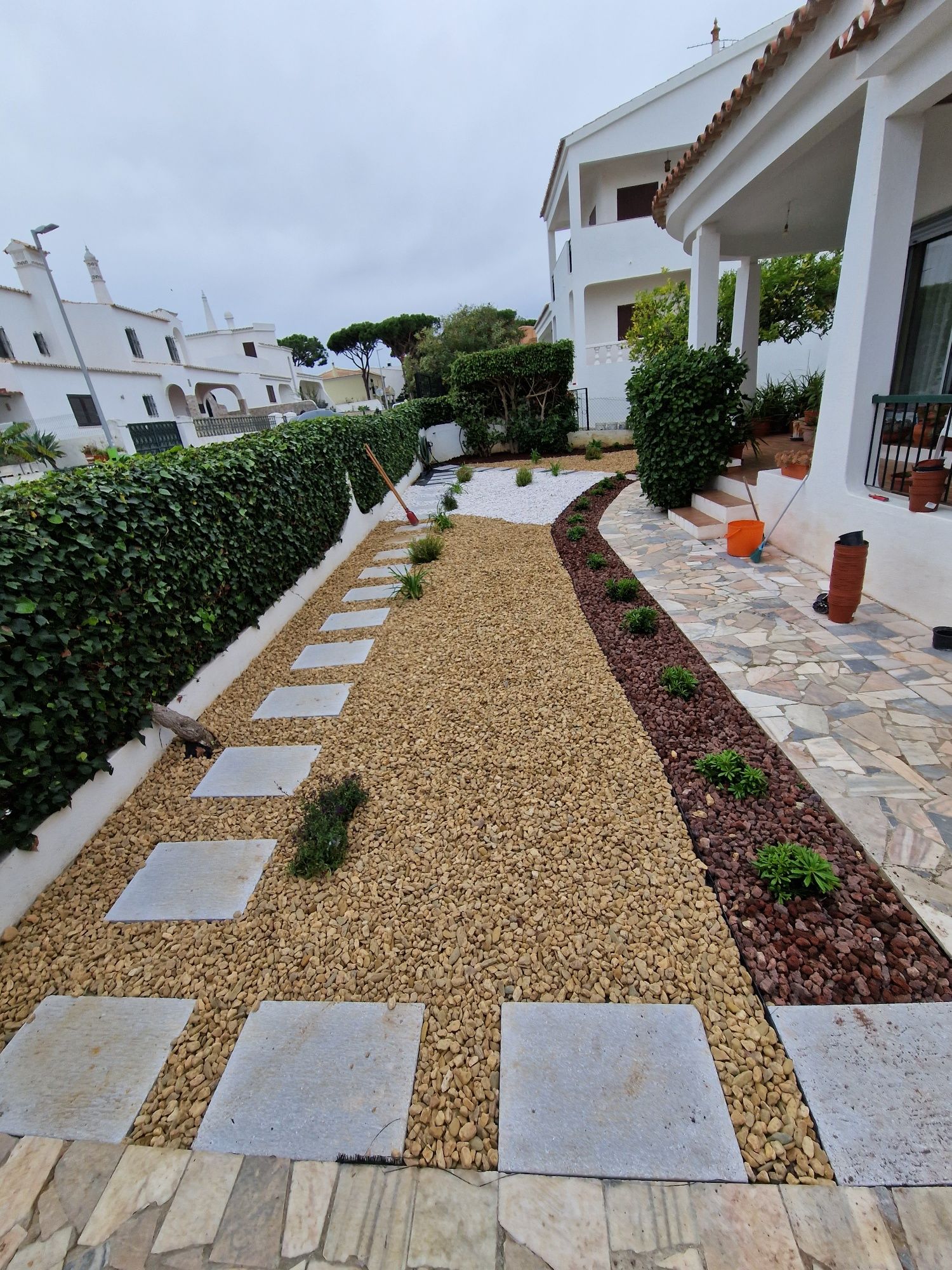 Manutenção e construção de jardins e manutenção em piscina