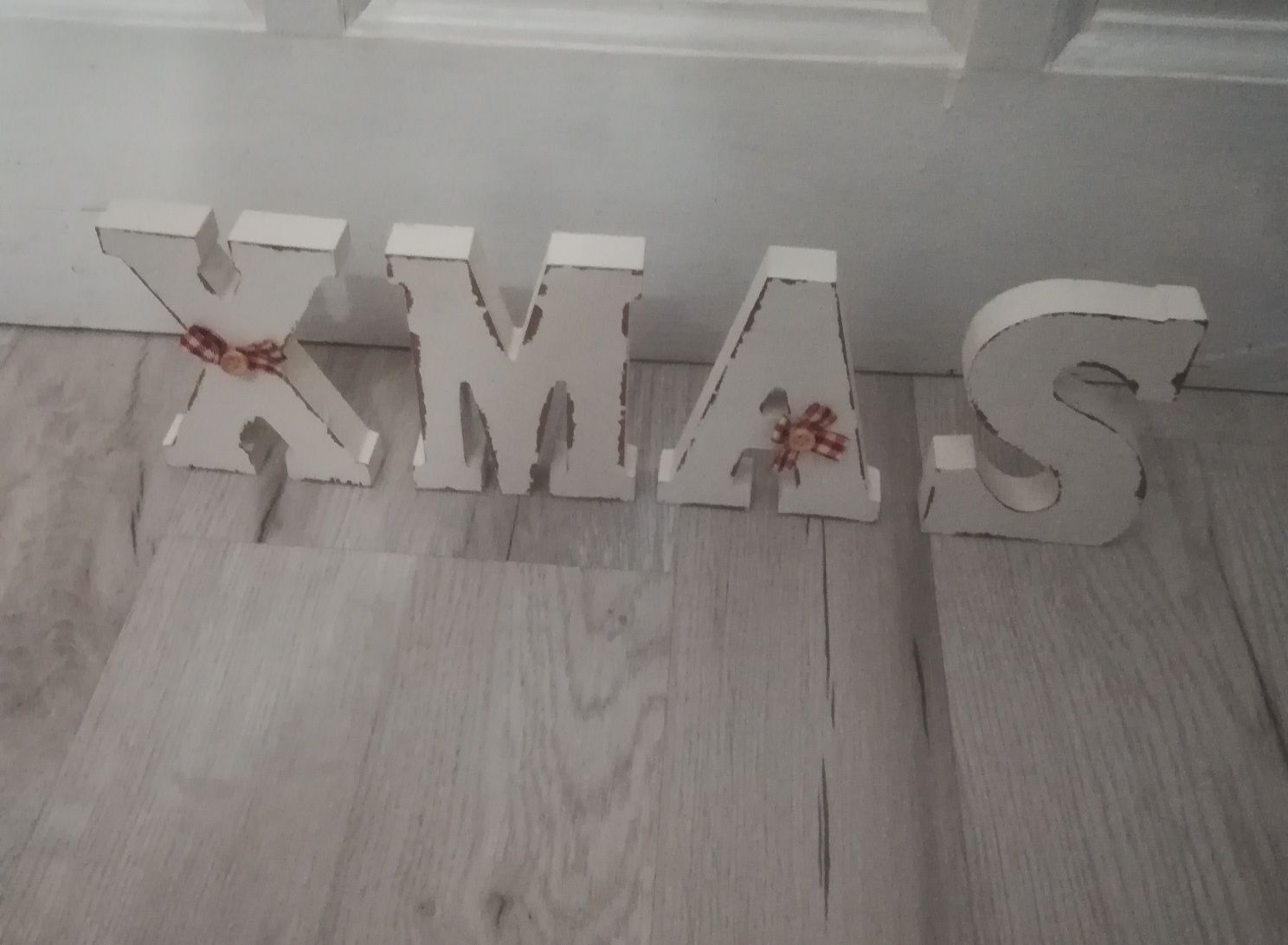Drewniany napis świąteczny. Nowy.