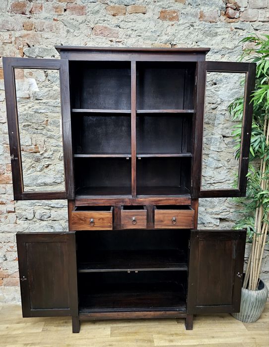 Stylowa witryna z litego drewna – rustykalny urok!