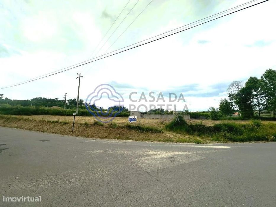 Terreno à Venda em Airães, Felgueiras - 1950m2 com Duas Frentes!