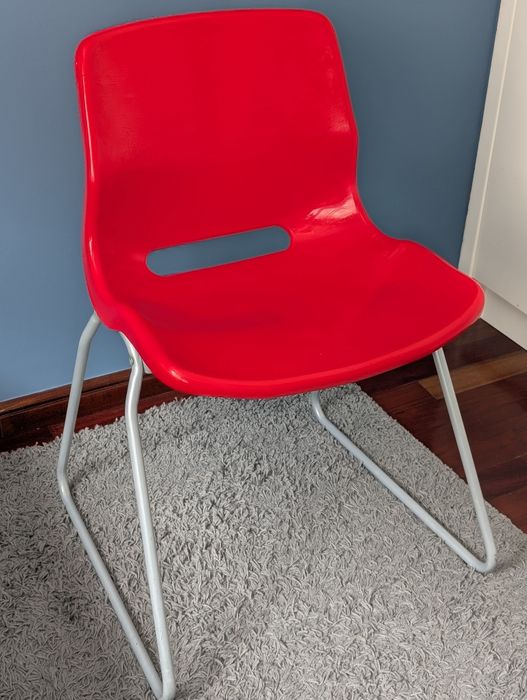 Cadeira vermelha IKEA