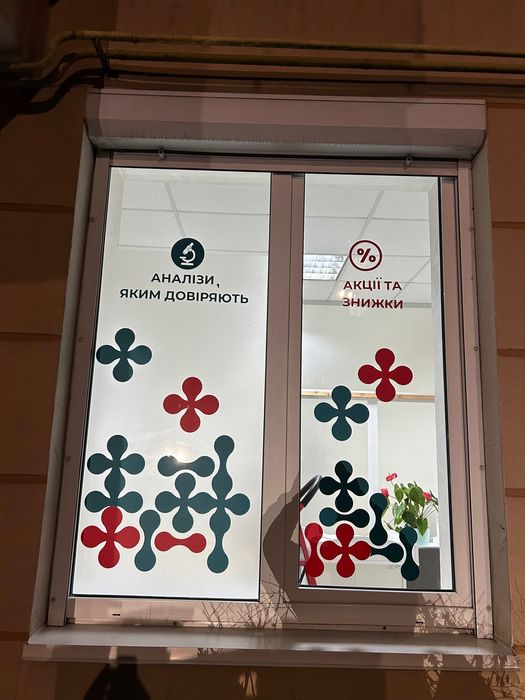 Поклейка реклами та плівки