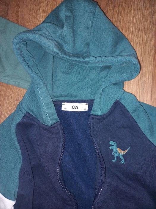 Bluza, bluzka i.bezrekawnik rozm 122 a wszystko z motywem dla Fana din