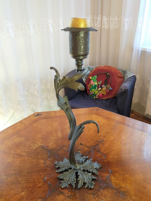 Antyczny świecznik w kształcie liścia akantu