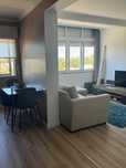 Apartamento T1+1 remodelado com vista para a baia do Seixal