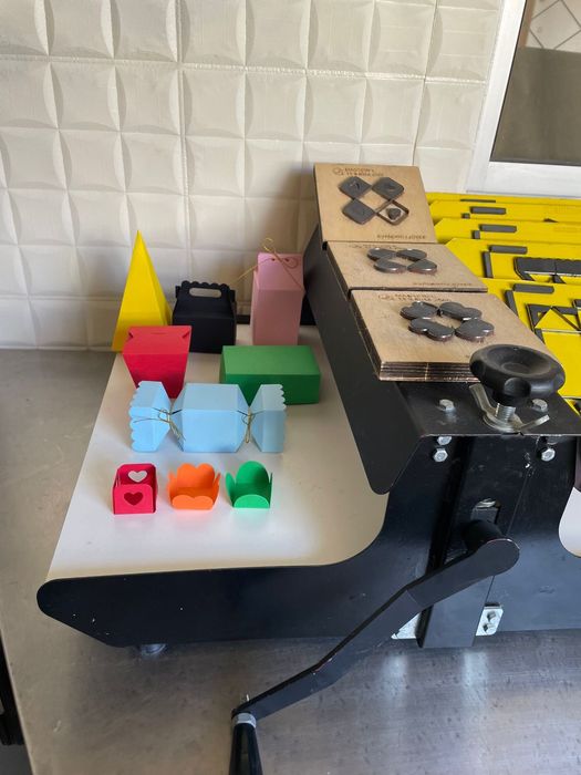 Máquina manual  de corte e vinculo para caixas de papel e forminhas