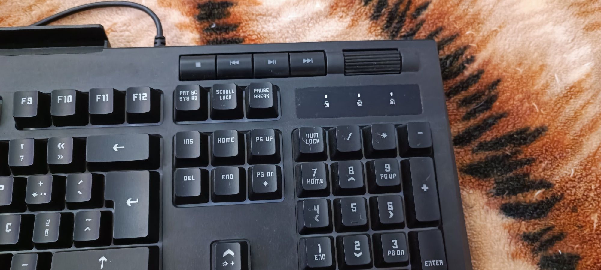 Teclado RGB com efeito arco íris em movimento, Portugues