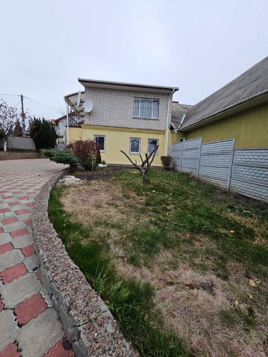 Продаємо  гарну частину будинку з окремим двором на Мальованці