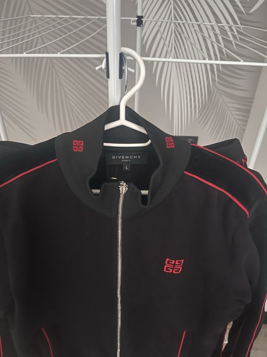 Продам  дуже гарний жіночий спортивний костюм