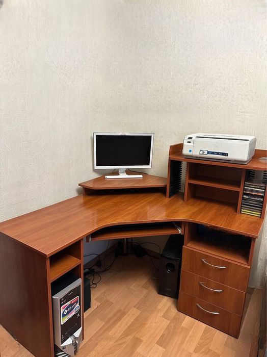 Стіл компʼютерний кутовий