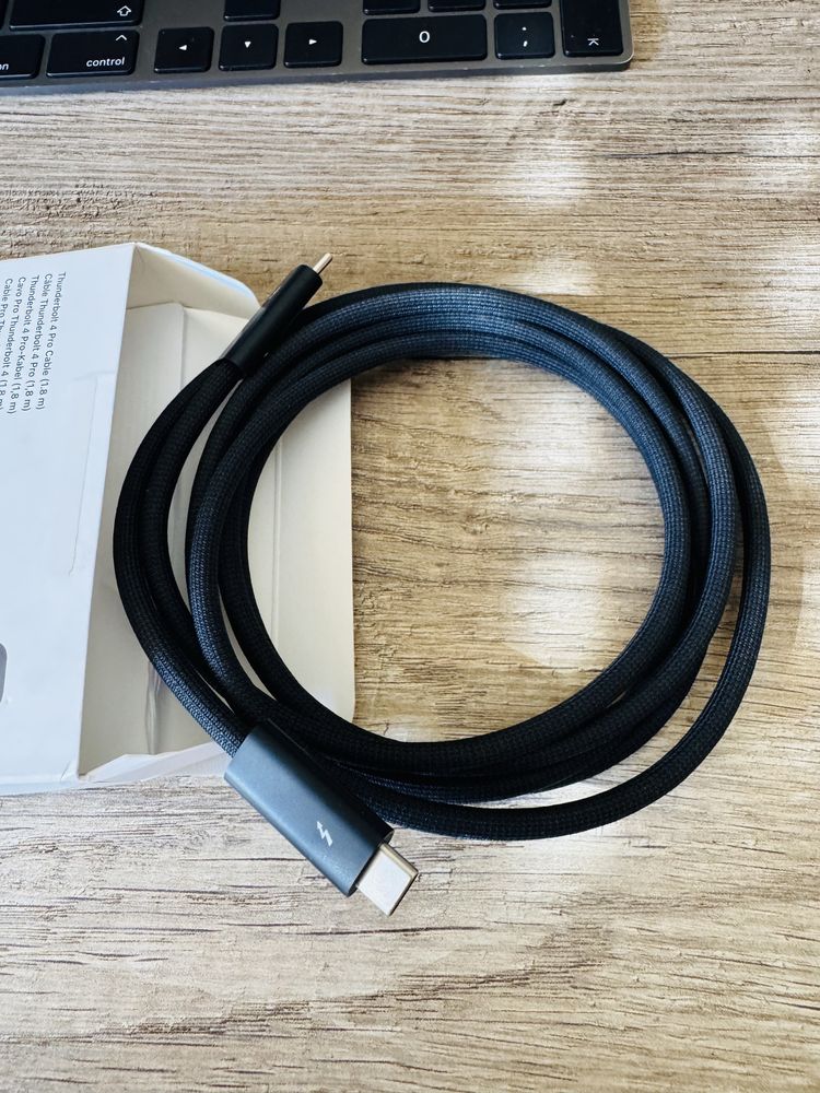 Thunderbolt 4 Pro 1.8m