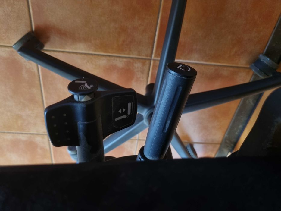 Boa cadeira de escritório ergonómica.  Tudo é ajustável.  50 euros.