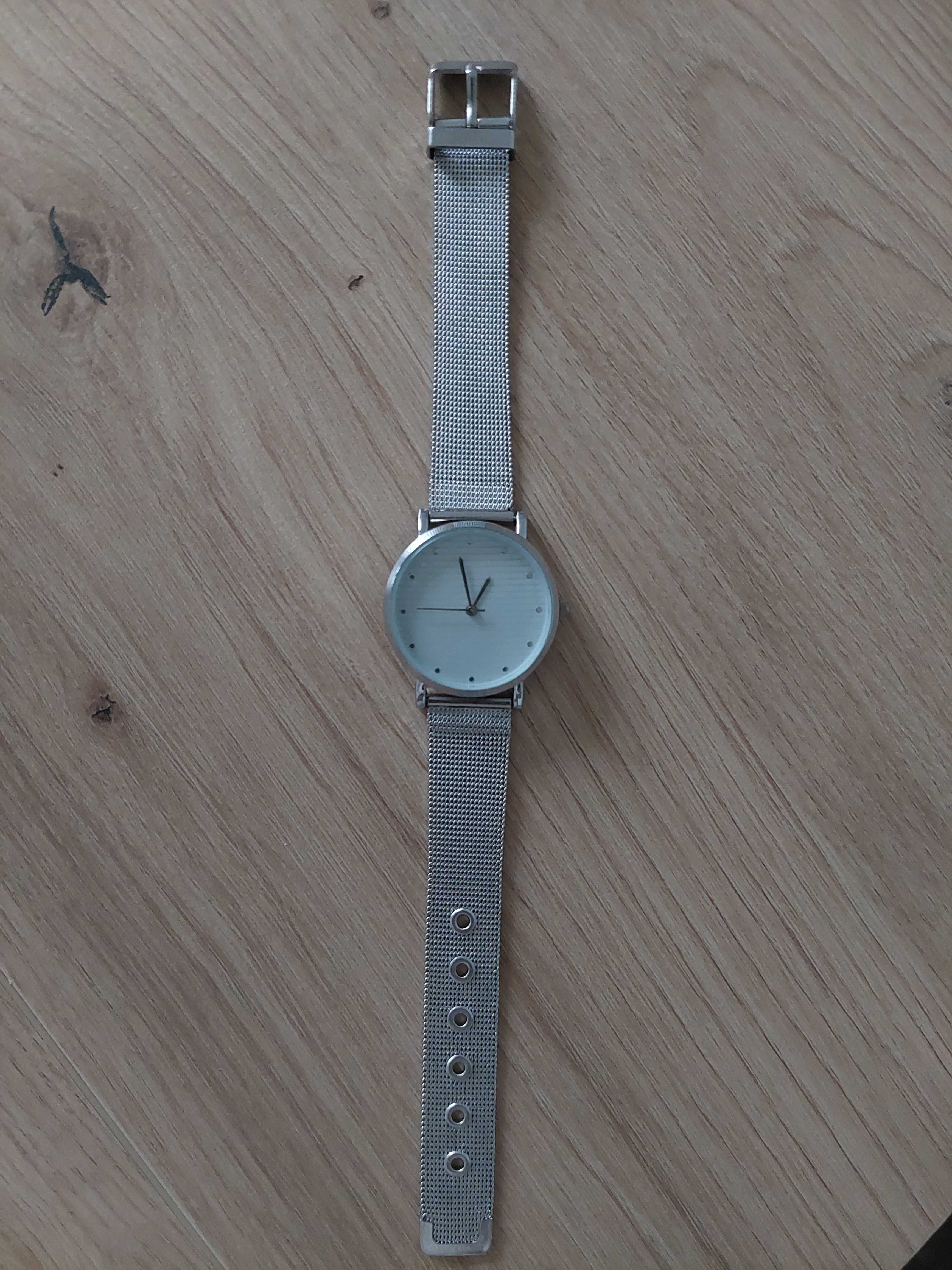Damski zegarek w kolorze srebrnym/House