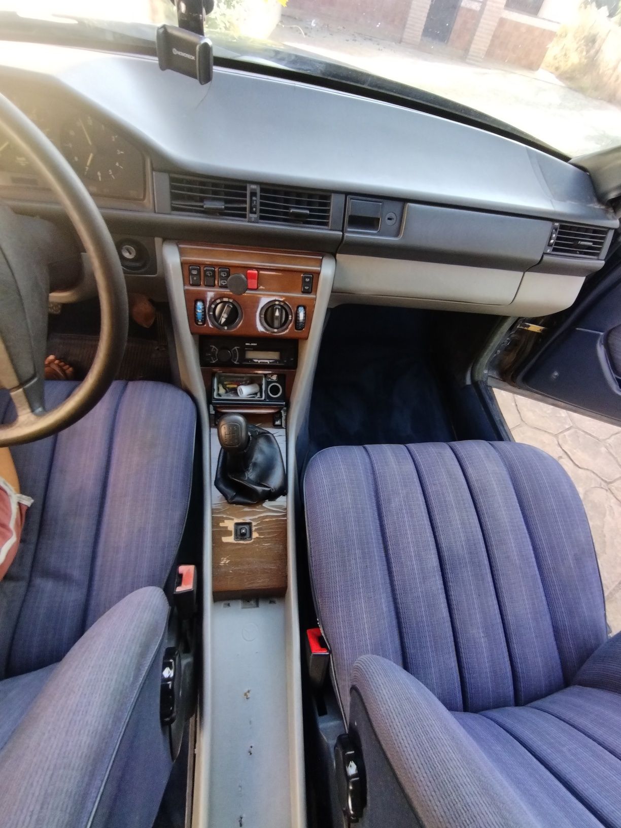 Mercedes Benz S124.    250TD
