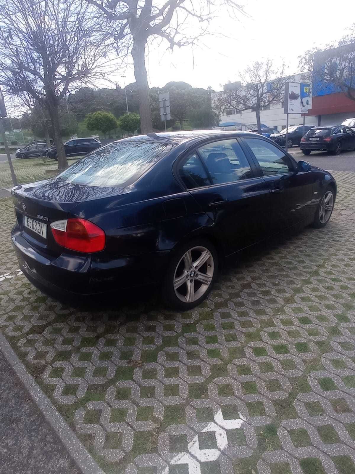 BMW 320i em excelente estado