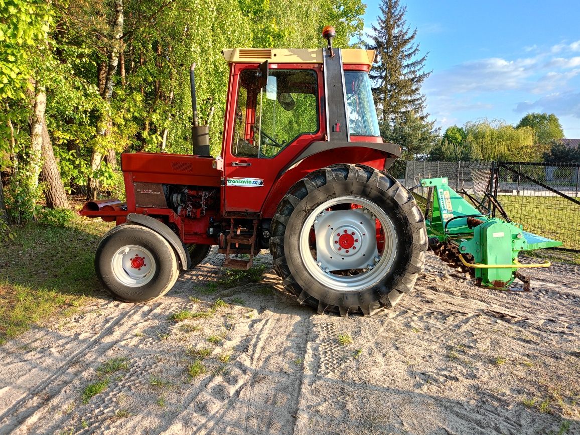 International 585 XL