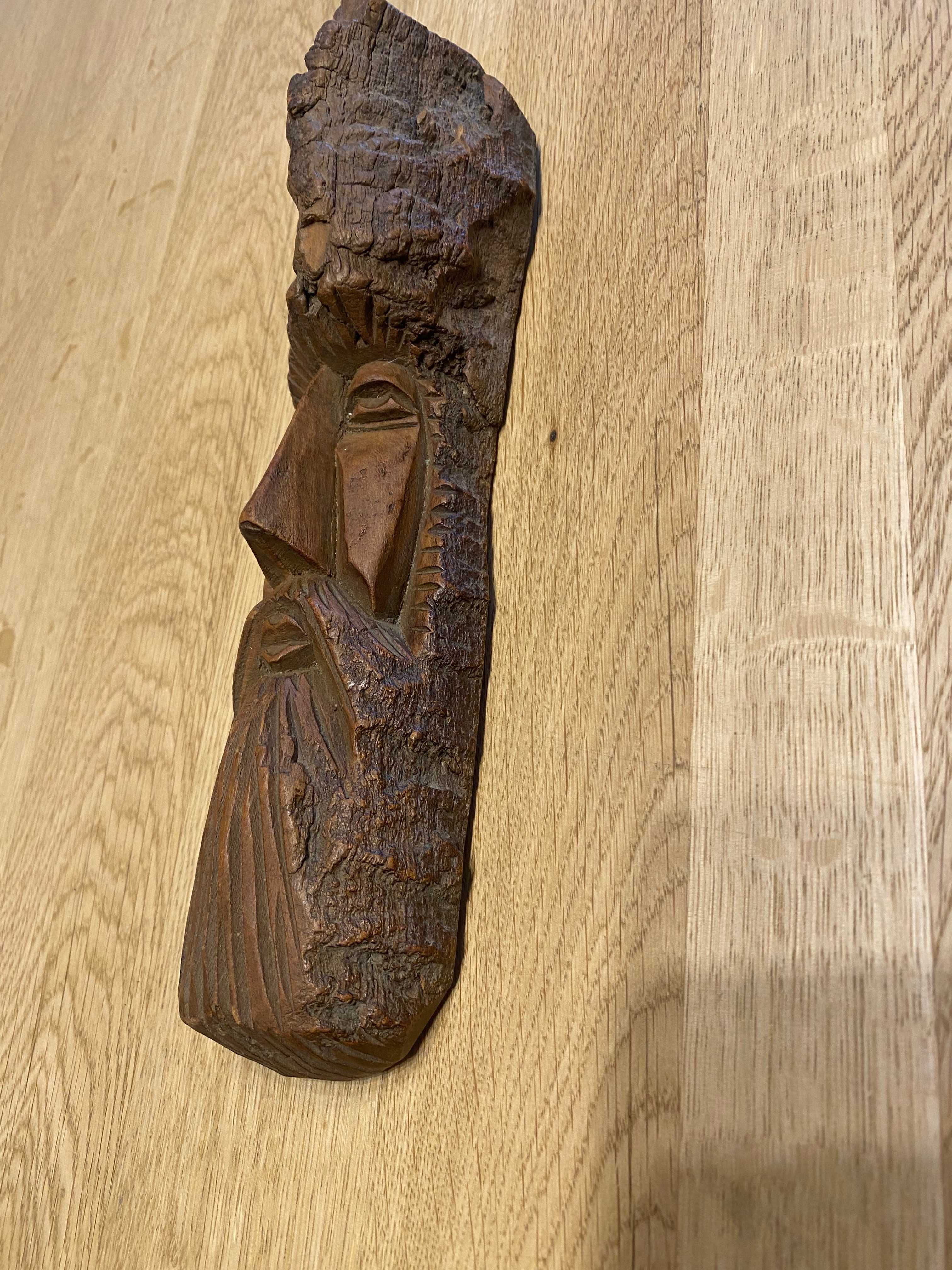 Płaskorzeźba drewniana – twarz