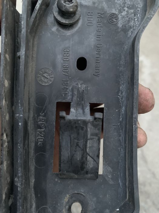 Правий Кронштейн кріплення бампера passap b5+