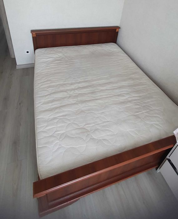 Продам двоспальне ліжко в гарному стані