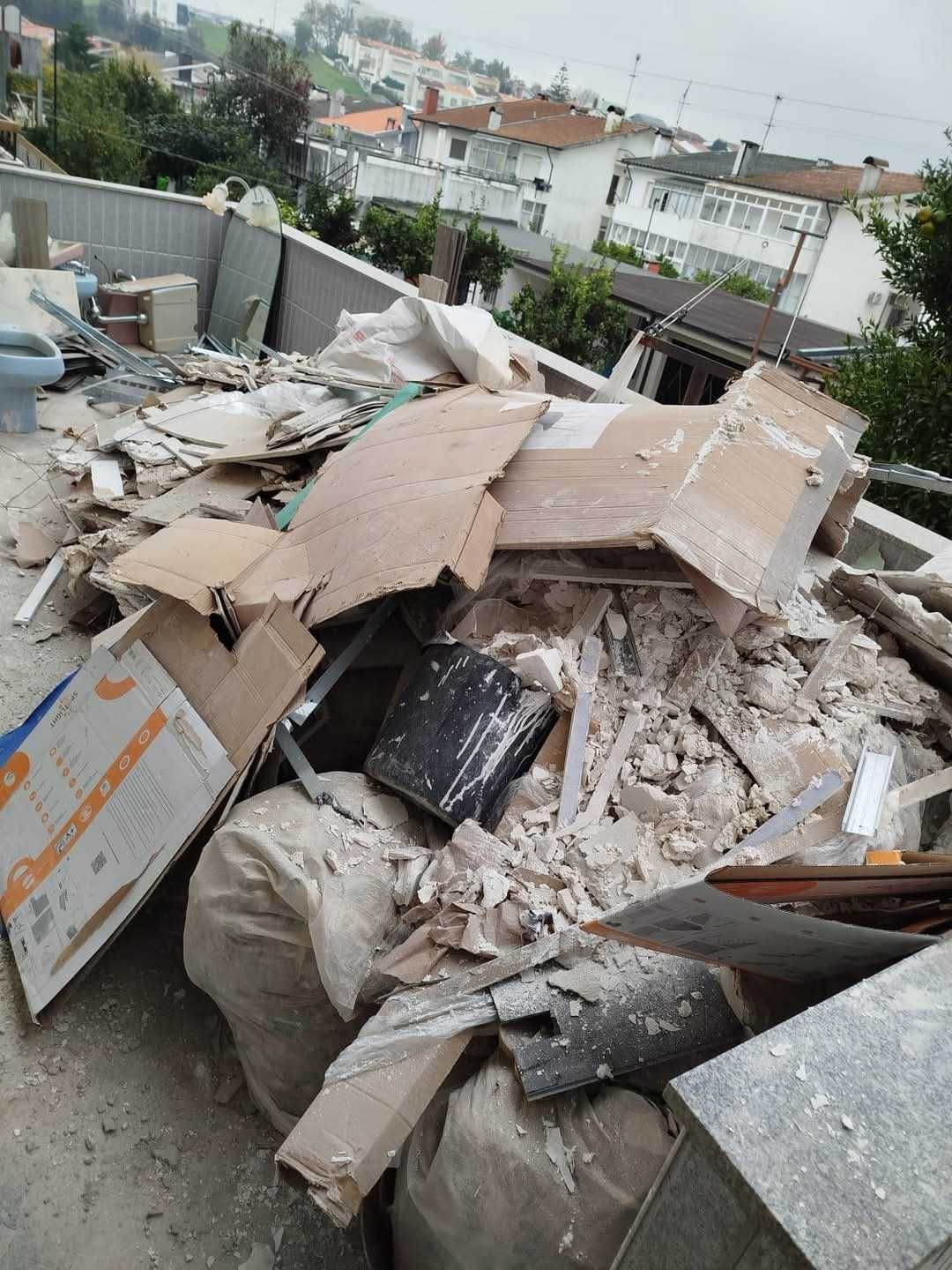 Remoção de entulhos lixos madeiras entre outros serviços