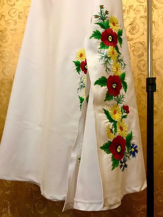 Українське народне вбрання | Вишиванка і вишита спідниця