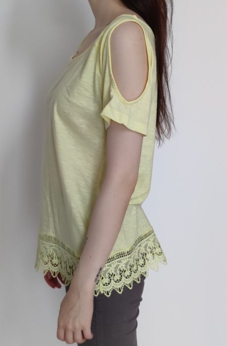 koszulka z wyciętymi ramionami i falbanami