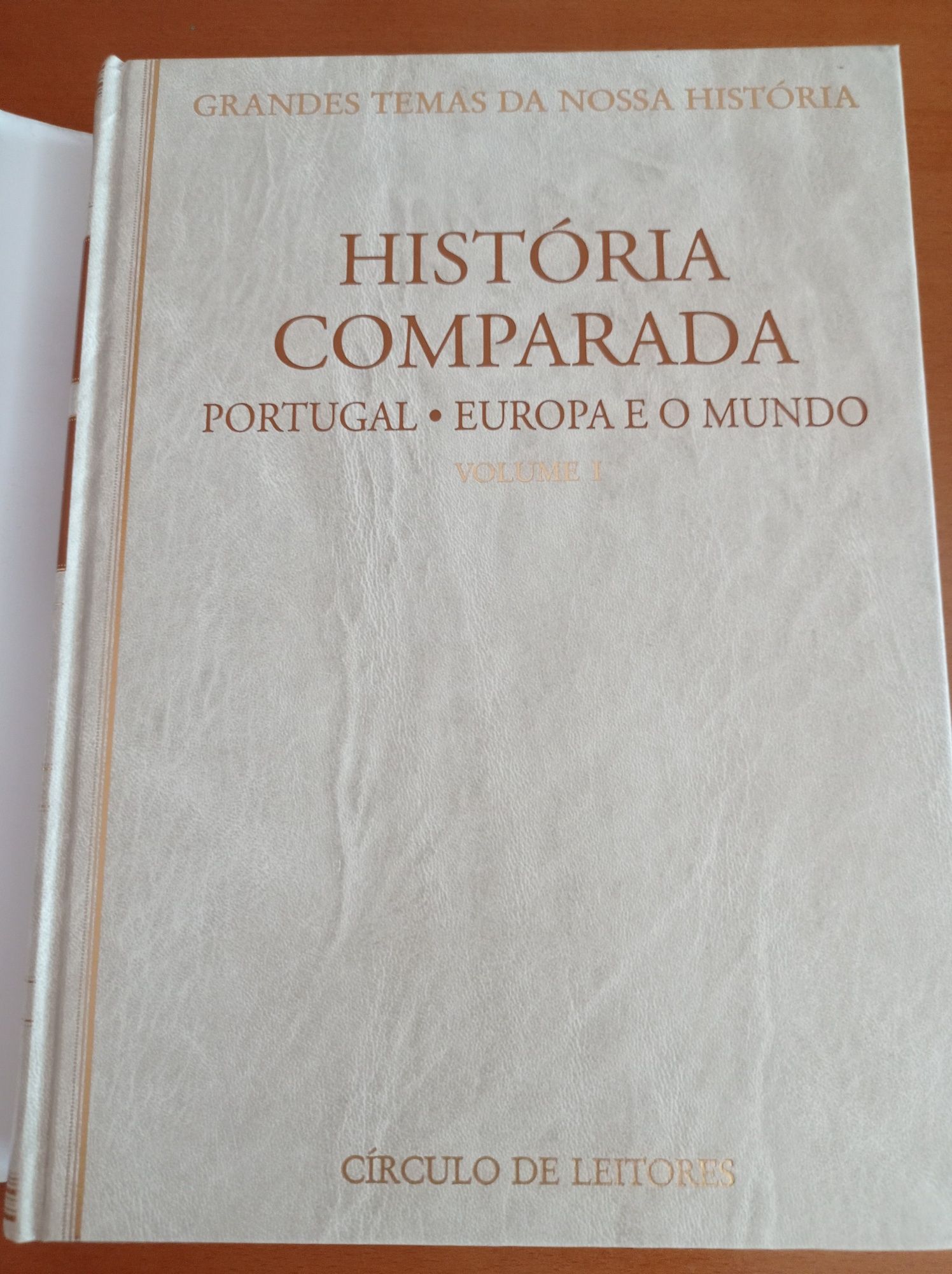 2 livros volume 1 e volume 2 História comparada de Antônio Simões Rodr