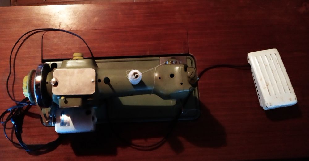 Máquina de costura Oliva eléctrica