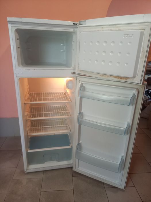 Бесплатно доставлю.  Продам двухкамерный рабочий холодильник ВЕКО.  От