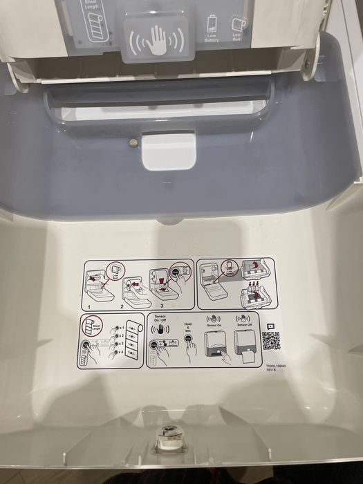 Диспенсер для паперових рушників