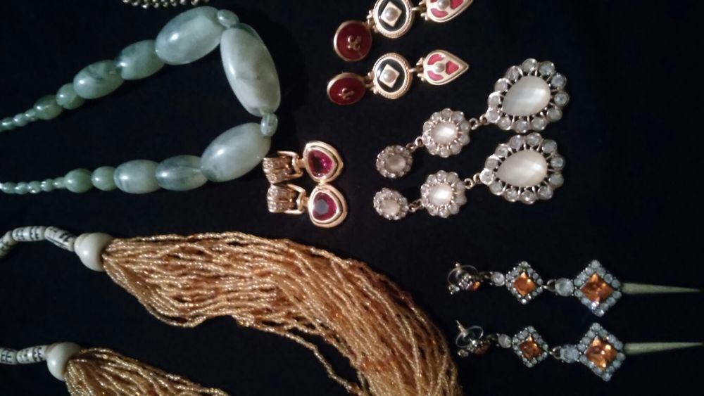 Extrawaganckie kolczyki i korale