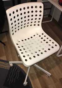 Używane białe krzesło obrotowe IKEA