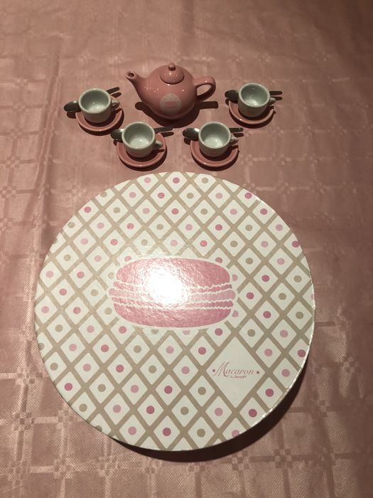 Bule e chavenas de porcelana de brincar