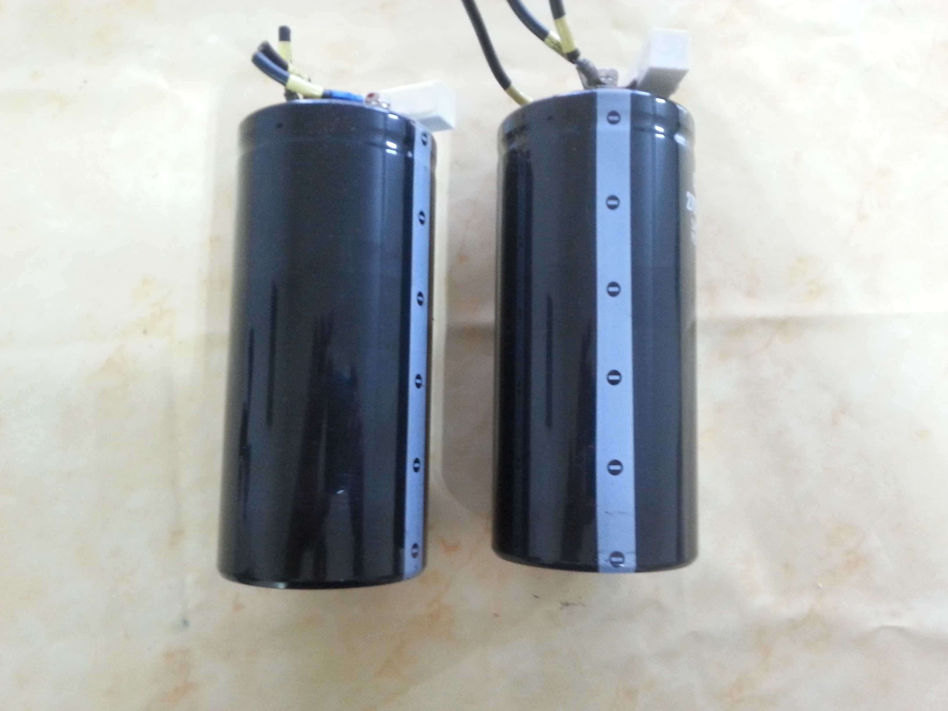 Condensadores electrolitícos  de 2700uF 400Volts