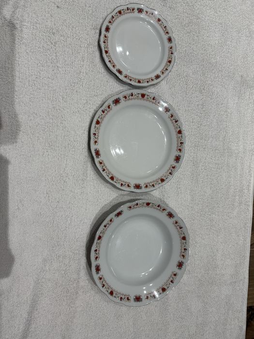 Vendo pratos de otima qualidade. 25 unidades de cada.