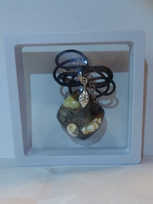 oryginalny bursztyn z białymi inkluzjami