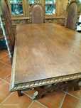 Mesa  em madeira de nogueira maciça.