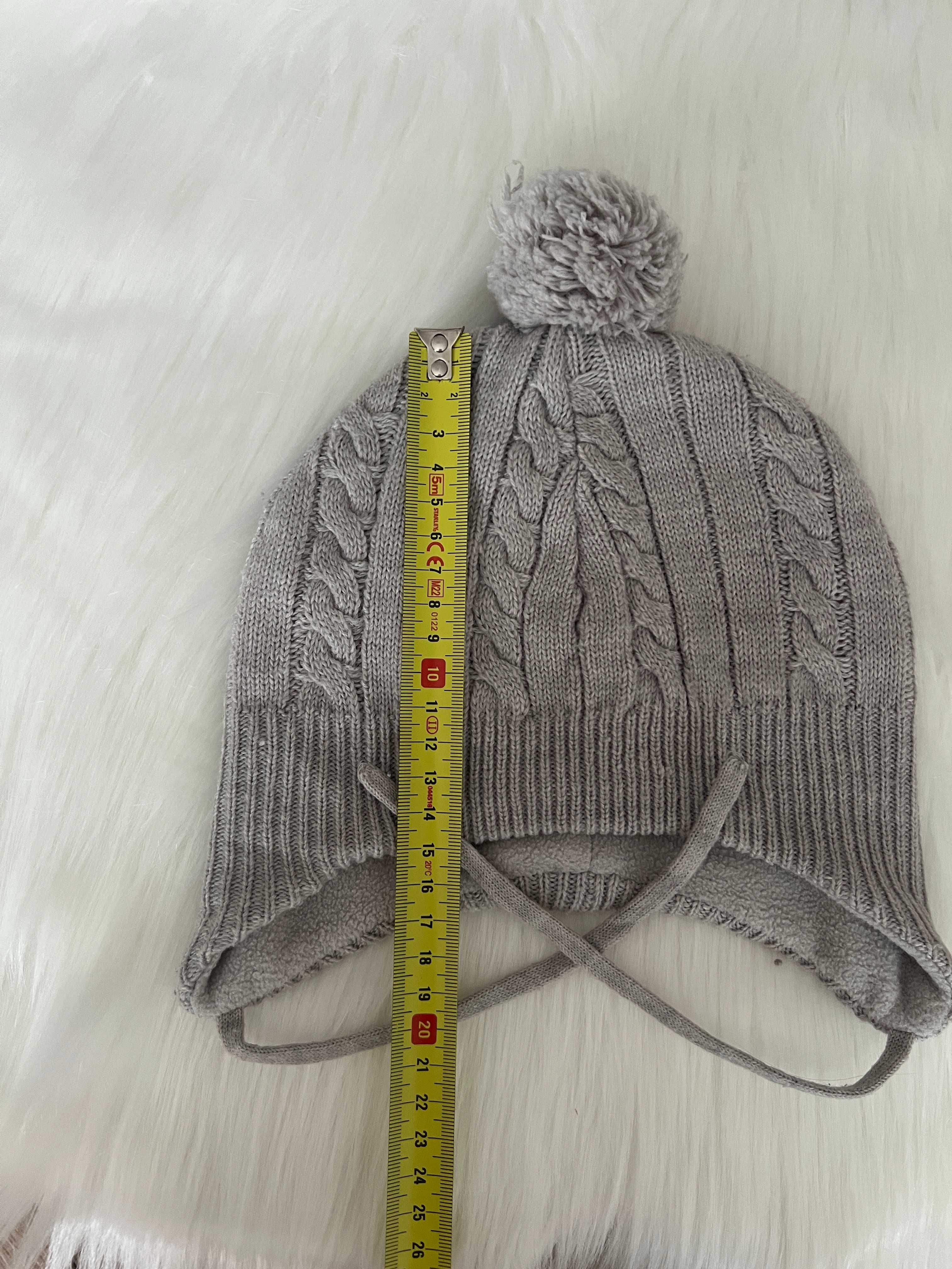 Szara czapka z podszewka polarową z pomponem wiązana H&M r 86/92