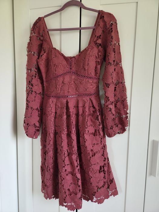 Koronkowa burgundowa sukienka w kwiaty NA-KD 36 S