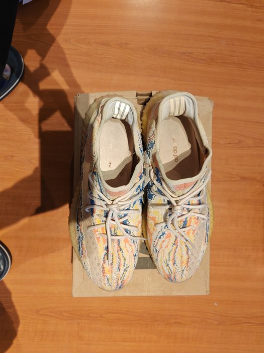 Tênis yeezy 350 boost.