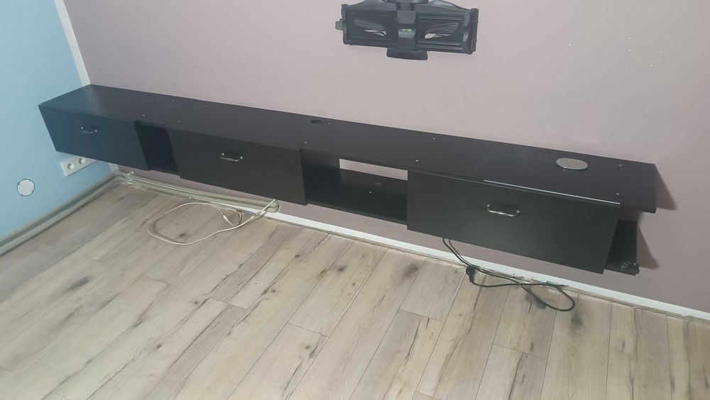 Czarna szafka TV wisząca dwuczęściowa z gniazdkiem elektrycznym i USB