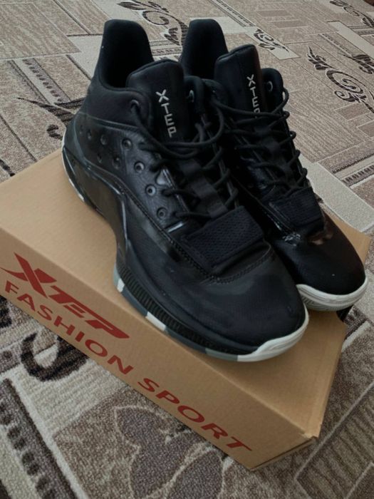 Баскетбольні кросівки Xtep