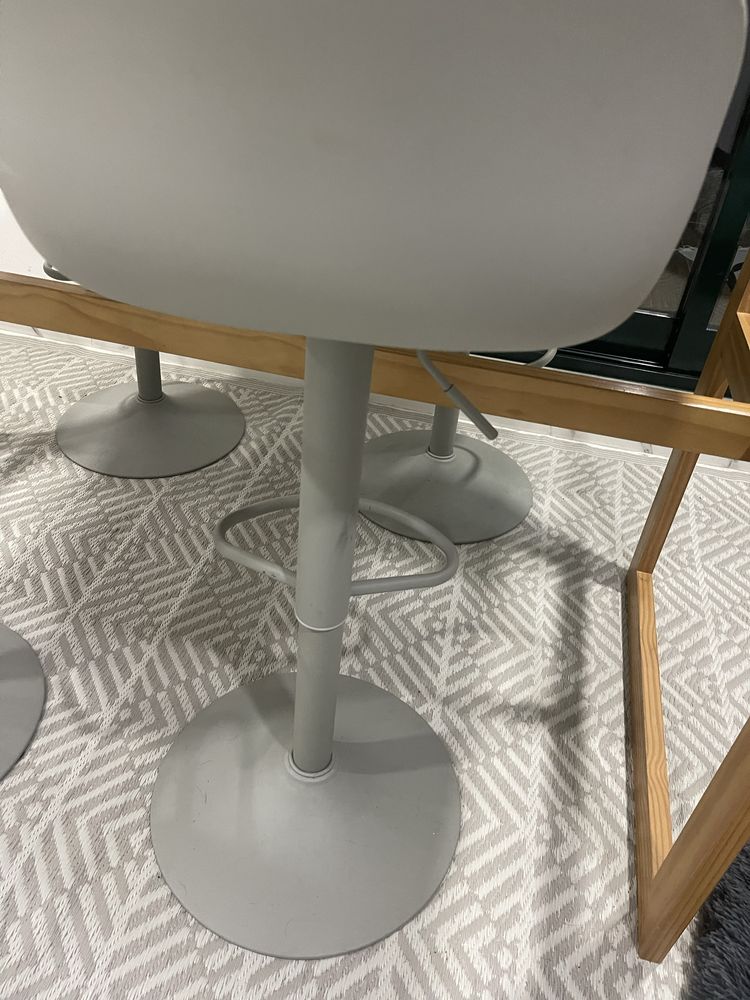 Mesa e bancos altos